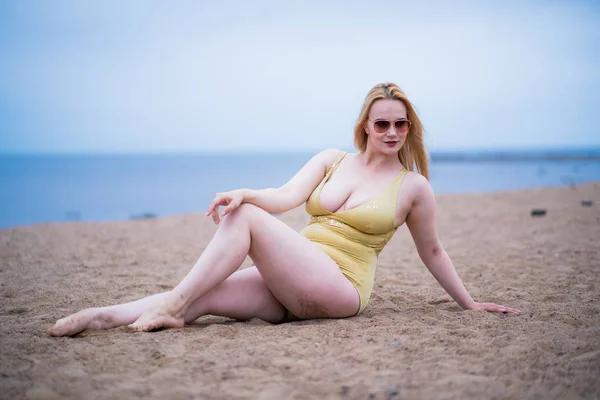 Magnifique Modèle Taille Portant Maillot Bain Lunettes Soleil — Photo