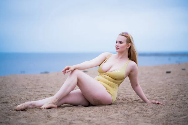 Magnifique Modèle Taille Portant Maillot Bain Lunettes Soleil — Photo