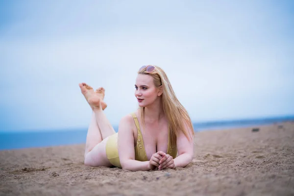 Magnifique Modèle Taille Portant Maillot Bain Lunettes Soleil — Photo