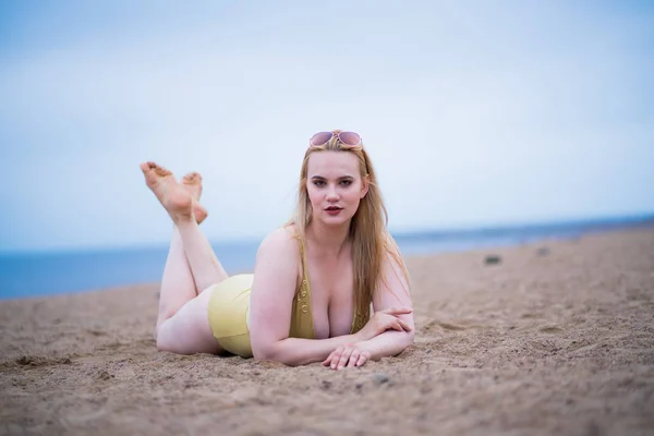 Beautiful Rozmiar Modelu Noszenia Mody Strój Kąpielowy Okulary Przeciwsłoneczne — Zdjęcie stockowe