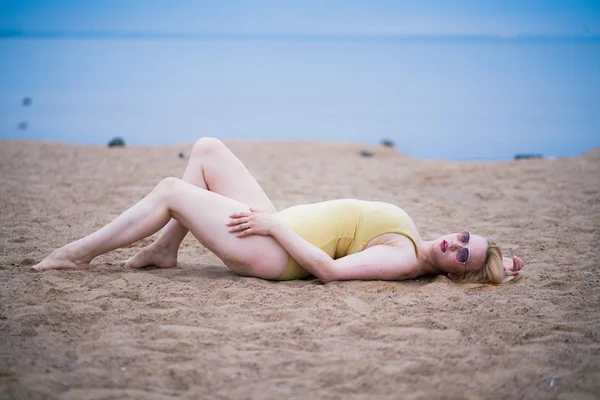 Schönes Size Model Mit Modischem Badeanzug Und Sonnenbrille — Stockfoto