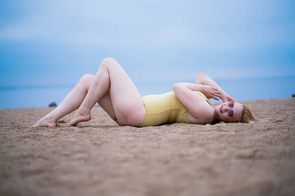 Schönes Size Model Mit Modischem Badeanzug Und Sonnenbrille — Stockfoto