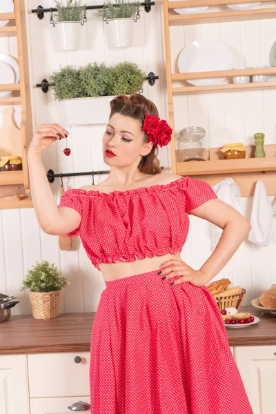 漂亮的加大小的年轻女子穿着红色别针打扮在她的白色厨房独自在家 — 图库照片