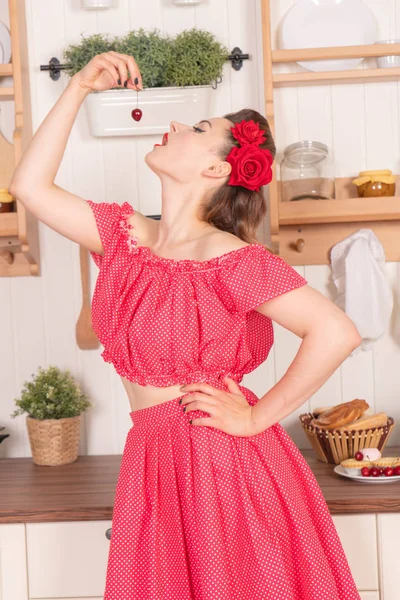 Симпатичная Size Молодая Женщина Красном Платье Позирующая Своей Белой Кухне — стоковое фото