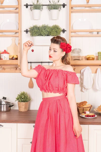 Симпатичная Size Молодая Женщина Красном Платье Позирующая Своей Белой Кухне — стоковое фото