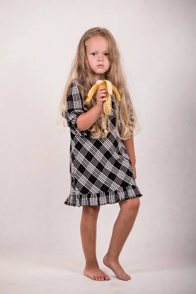 Vacker Söt Liten Flicka Äta Läckra Frisk Banan Vit Bakgrund — Stockfoto
