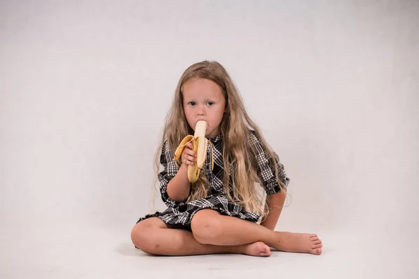 Mooie Schattig Klein Meisje Eten Van Heerlijke Gezonde Banaan Witte — Stockfoto
