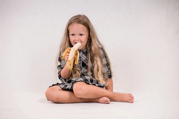 Mooie Schattig Klein Meisje Eten Van Heerlijke Gezonde Banaan Witte — Stockfoto