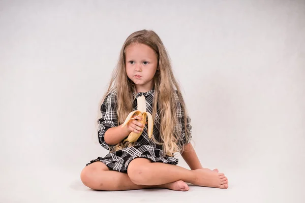 Mooie Schattig Klein Meisje Eten Van Heerlijke Gezonde Banaan Witte — Stockfoto