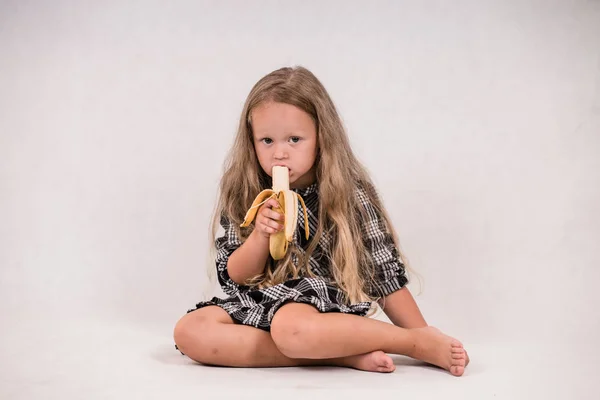 Mooie Schattig Klein Meisje Eten Van Heerlijke Gezonde Banaan Witte — Stockfoto