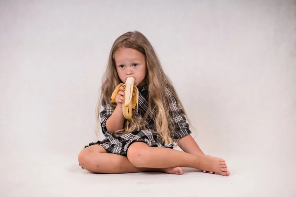 Mooie Schattig Klein Meisje Eten Van Heerlijke Gezonde Banaan Witte — Stockfoto