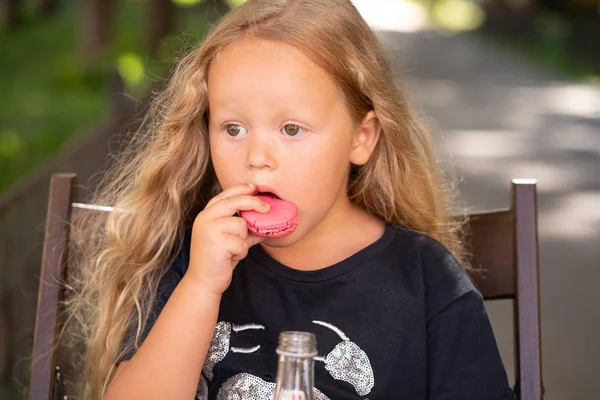 Schattig Kaukasische Klein Meisje Zittend Houten Stoel Zoete Roze Macaroon — Stockfoto