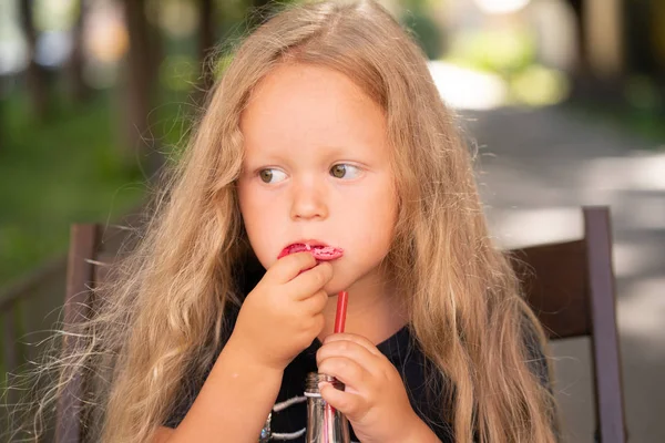 Schattig Kaukasische Klein Meisje Zittend Houten Stoel Zoete Roze Macaroon — Stockfoto