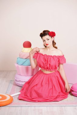 dev tatlı yalnız poz kırmızı puantiyeli elbise giyen kadın kadar güzel zarif PIN