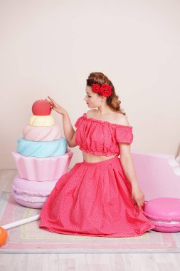 dev tatlı yalnız poz kırmızı puantiyeli elbise giyen kadın kadar güzel zarif PIN