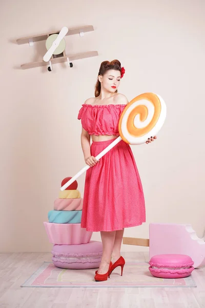 Mooie Elegante Pin Vrouw Draagt Rode Polka Dot Jurk Poseren — Stockfoto