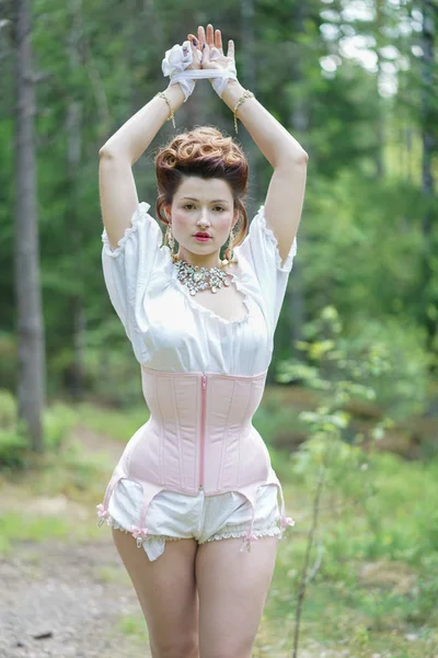Hübsche Vintage Frau Gebunden Mit Ihrem Weißen Strumpf — Stockfoto