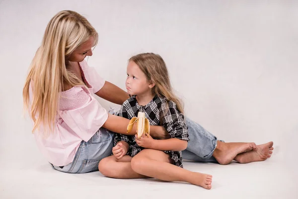 Cute Close Knit Family Mom Daughter Sit Eat Banana White — Stock Photo, Image