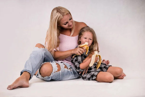 Cute Close Knit Family Mom Daughter Sit Eat Banana White — Stock Photo, Image