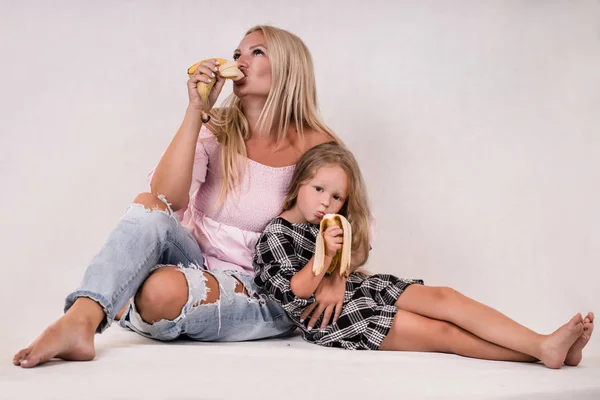 Cute Close Knit Family Mom Daughter Sit Eat Banana White — Stock Photo, Image