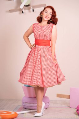 Mutlu kız retro kırmızı bir elbise ve beyaz topuklu poz gülümseyen güzel kızıl saçlı pinup