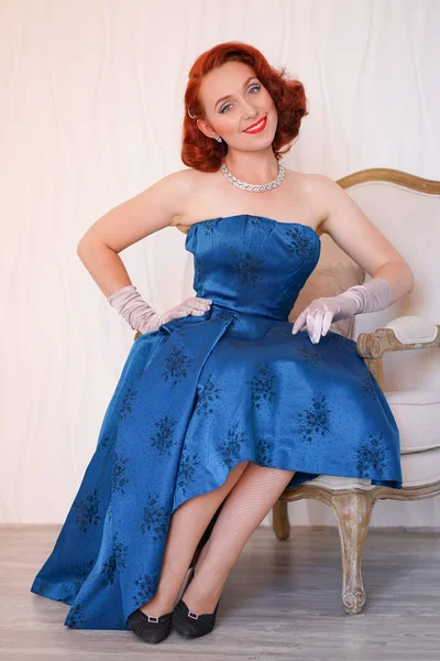 Educado Bela Mulher Vintage Vestida Azul Vestido Retro Sentado Uma — Fotografia de Stock