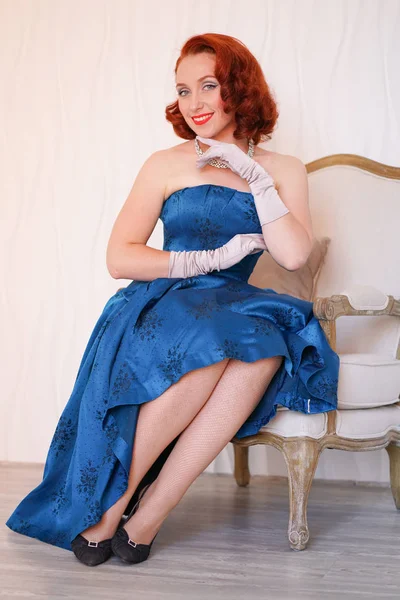 Educado Bela Mulher Vintage Vestida Azul Vestido Retro Sentado Uma — Fotografia de Stock