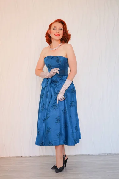 Bela Pin Mulher Vestido Azul Contra Parede Branca Quarto Vazio — Fotografia de Stock