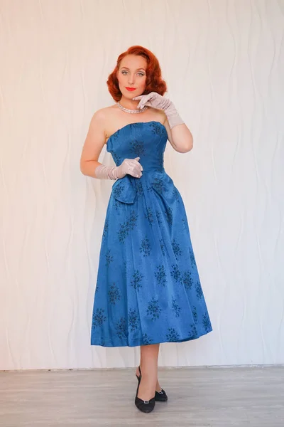 Pięknym Pin Kobieta Stojąc Niebieską Sukienkę Białą Ścianę Pustym Pokoju — Zdjęcie stockowe