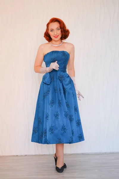 Bela Pin Mulher Vestido Azul Contra Parede Branca Quarto Vazio — Fotografia de Stock