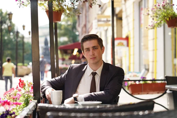 Joven Empresario Vino Almorzar Café Sienta Una Mesa Espera Alguien — Foto de Stock