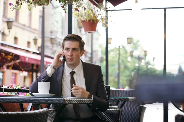 Young Businessman Came Lunch Street Cafe Disapprovingly Emotional Talking Phone — Stock Photo, Image