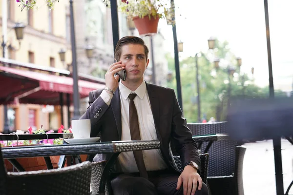 Young Businessman Came Lunch Street Cafe Disapprovingly Emotional Talking Phone — Stock Photo, Image