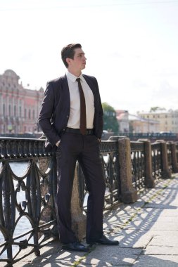 siyah takım elbise, beyaz gömlek ve kravat genç adam