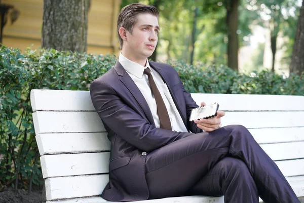 Joven Con Traje Negocios Salió Oficina Vino Parque Sienta Banco — Foto de Stock