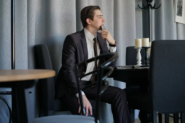 Hombre Triste Traje Negocios Sentado Con Teléfono Café Está Molesto — Foto de Stock