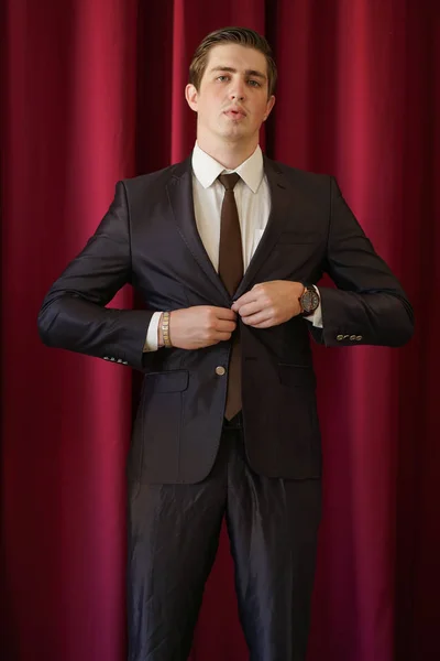 Takım Elbiseli Bir Genç Adam Dokunur Kravatını Düzeltiyor — Stok fotoğraf