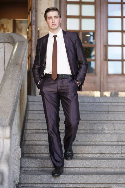 Hombre Joven Traje Negocios Negro Camisa Blanca Corbata — Foto de Stock