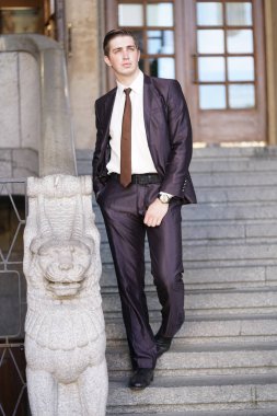 siyah takım elbise, beyaz gömlek ve kravat genç adam