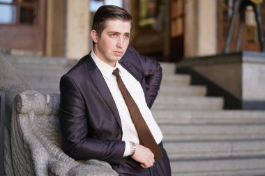 siyah takım elbise, beyaz gömlek ve kravat genç adam