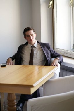 siyah takım elbise, beyaz gömlek ve kravat genç adam