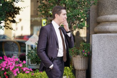 siyah takım elbise, beyaz gömlek ve kravat genç adam