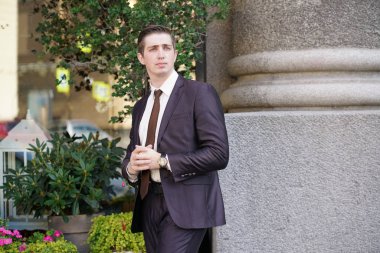 siyah takım elbise, beyaz gömlek ve kravat genç adam