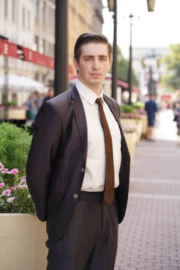 siyah takım elbise, beyaz gömlek ve kravat genç adam