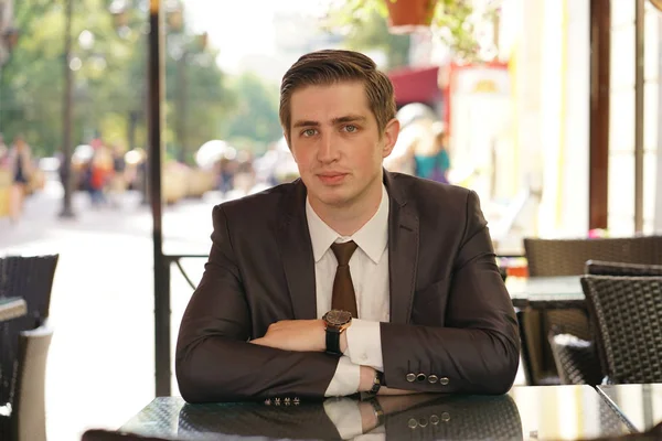 Hombre Joven Traje Negocios Negro Camisa Blanca Corbata — Foto de Stock