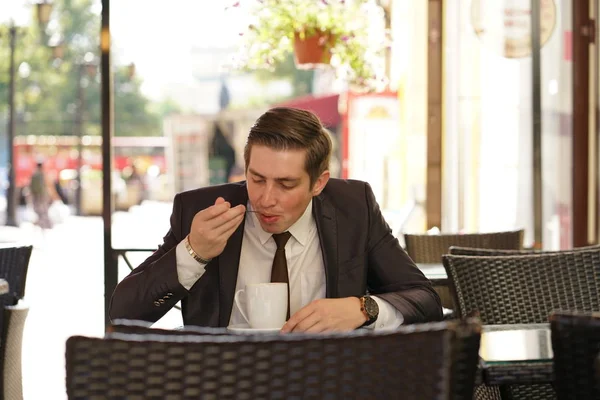 Joven Traje Negocios Negro Camisa Blanca Corbata Sienta Café Calle — Foto de Stock