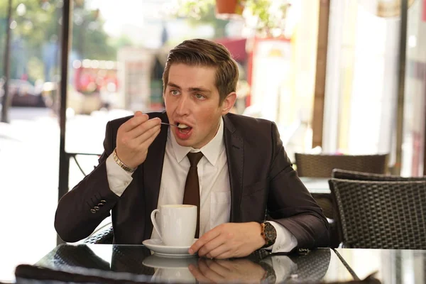 Joven Traje Negocios Negro Camisa Blanca Corbata Sienta Café Calle — Foto de Stock