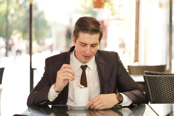 Joven Traje Negocios Negro Camisa Blanca Corbata Sienta Café Calle — Foto de Stock