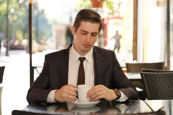 Een Jonge Man Een Zwart Pak Wit Overhemd Stropdas Zit — Stockfoto