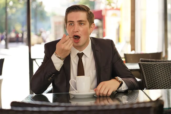 Joven Traje Negocios Negro Camisa Blanca Corbata Sienta Café Calle — Foto de Stock